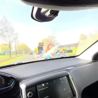 Vuilniswagen loost lading