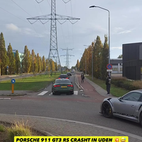 Porsche maakt klappertje in Uden