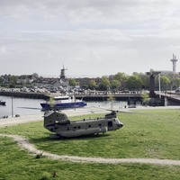 Chinook stijgt op voor de deur
