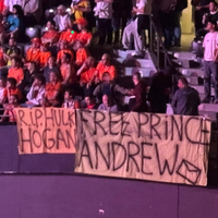 Opmerkelijk spandoek bij de darts in Ahoy