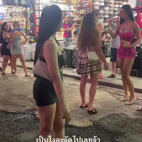 De locals boos maken