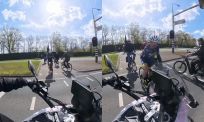 Wie is hier fout? Wielrenner rijdt door, maar motorrijder staat ook niet lekker