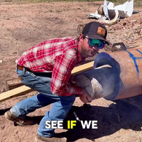 Zooi buskruit met propaantank, veer, beton en een vuurtje