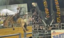 Rodeorijder maakt show in Florida, maar dat loopt niet lekker af