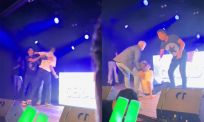 Nieuwe beelden: Gerard Joling deelt klappen uit aan biergooier op podium