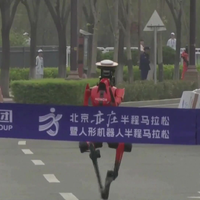 Chinese robots rennen halve-marathon in turbotijd