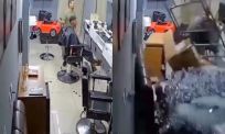 Auto knalt kapsalon binnen in Brazilië: slapend kind komt goed weg