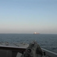 US Navy vuurt op Iraans vrachtschip
