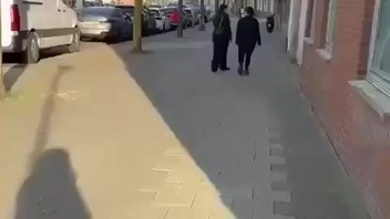 Even potje stoeien op straat