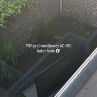 De buren zitten naar de bekerfinale te kijken