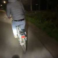 Lucas denkt door stenen heen te kunnen fietsen