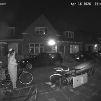 Buurman valt in slaap op de fiets