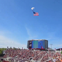Parachutist vindt mooie plek om te landen