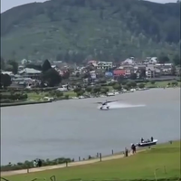 Watervliegtuig in de water