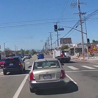 Vliegtuigje raakt stroomleiding in Paicoma, California