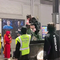 Japans meisje leeft zich uit op straat