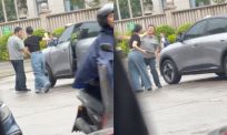 Verwend meisje denkt boven de regels te staan, maar pakt verkeerd uit