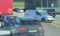 Ongeduldige bestuurder keert op snelweg en wordt direct gepakt door motoragent