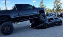 Florida-momentje: pick-up rijdt gewoon over Lamborghini heen in Orlando