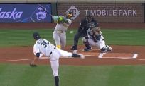 Pitcher Logan Gilbert beleeft bizar moment in Major League Baseball: bal blijft vastzitten in shirt
