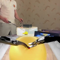 Chirurg naait ballon zonder deze kapot te maken