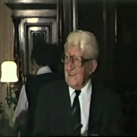 Ouderwetse tafelmanieren uitgevoerd door Opa