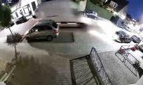 Bestelbus knalt op Dodge Ram en lanceert ’m woning in, chauffeur vlucht