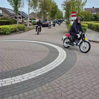 Racefietser vs brommerclub