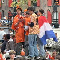 Feestje op het dak van auto tijdens Koningsdag.