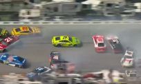 Gigantische crash op Talladega: meer dan 25 auto’s betrokken bij NASCAR-chaos - Deel 2
