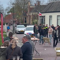 Na dikke knokpartij arriveert de politie in gepast anthem