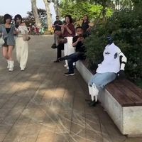 Breakdancende robot maakt een foutje