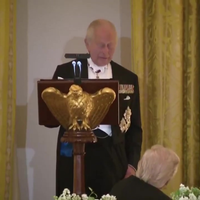 Koning Charles pwnt Donald Trump