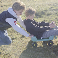 Downhillen met een speelgoed karretje