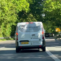 Aso treitert Duitse rijschool