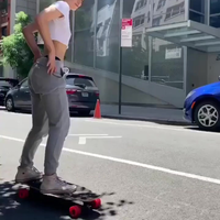 Meisje doet een skateboardtruc