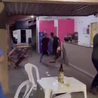 Stoelengevecht in de kroeg