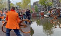 Nagekomen van Koningsdag: fietsen in de gracht gooien