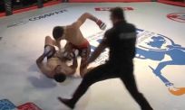 MMA-vechter verliest twee keer in één partij: KO én scheidsrechter maakt het af
