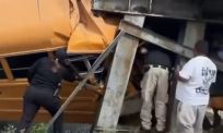 Schoolbus ramt lage brug in VS, chauffeur zwaargewond