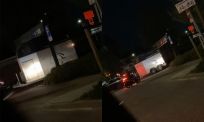 Auto met paardenaanhanger duikt op in parkeergarage, maar hoe dan?