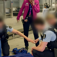 Ondertussen op Schiphol Airport