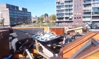 Schipper knalt op Coenbrug in Zaandam, aftermath laat flinke schade zien