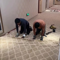 Tapijtinstallatie in een hotelgang