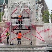 Monument op de Dam beklad met rode verf en tekst genocide