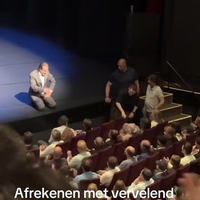 Hans Teeuwen is pratende mensen zat