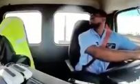De vrachtwagen: Vliegtuig duikt extreem laag over snelweg en raakt vrachtwagen bij landing Newark