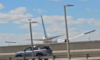 Het vliegtuig: Vliegtuig duikt extreem laag over snelweg en raakt vrachtwagen bij landing Newark