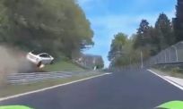 Tesla gelanceerd op Nürburgring: crash eindigt in flinke klapper