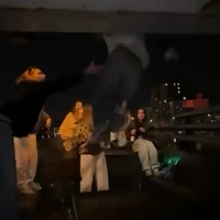 Over de brug heen klimmen met een pilsje op